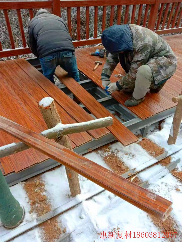 玻璃鋼仿木走道工人施工